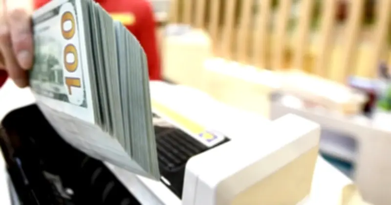 Ngân hàng Nhà nước tăng tỷ giá trung tâm, USD trong nước vọt lên kịch trần