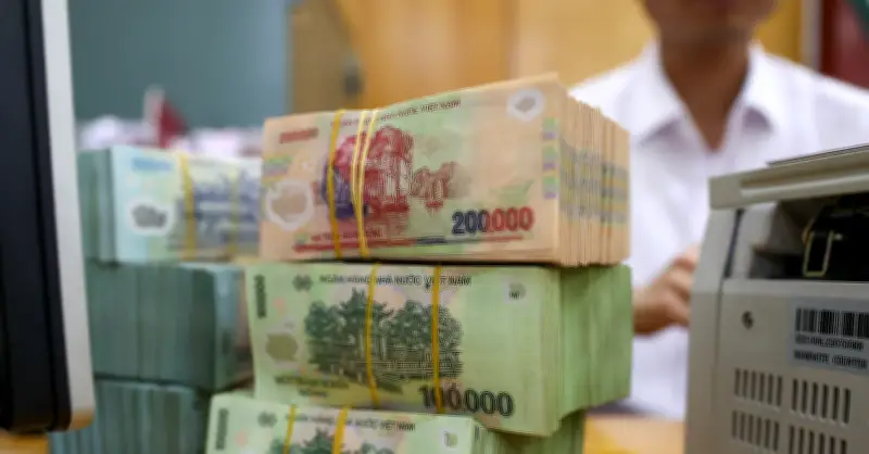 Ngân hàng tăng lãi suất chứng chỉ tiền gửi vượt trần tiết kiệm