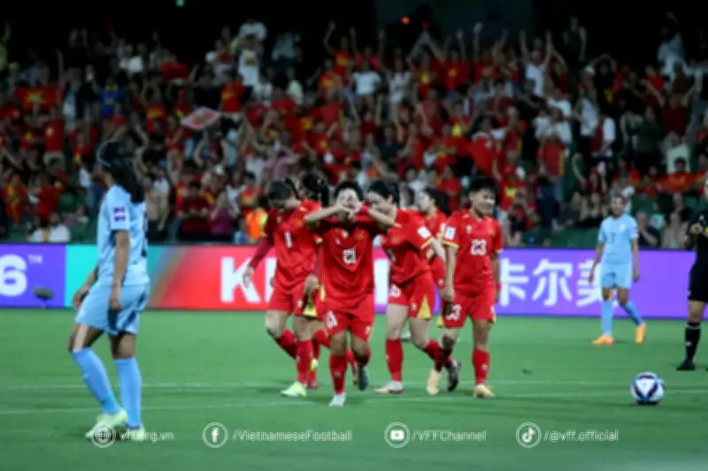 Ngân Thị Vạn Sự tỏa sáng với cú đúp, tuyển nữ Việt Nam thắng nghẹt thở Ấn Độ 2-1