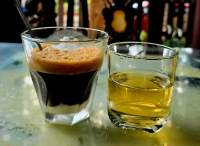 Ngừng tim ở tuổi 53 vì uống 10 ly cà phê mỗi ngày: Bác sĩ cảnh báo gì?