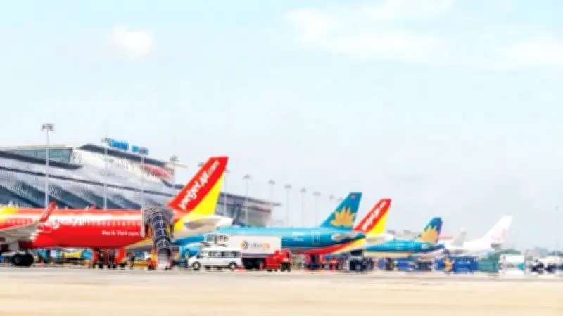 Ngành hàng không đối mặt khủng hoảng giá nhiên liệu, cắt giảm đường bay và tăng giá vé