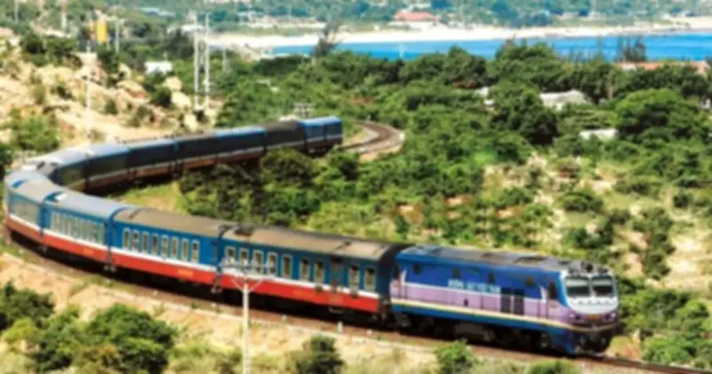 Ngành đường sắt giảm giá vé và cước vận chuyển sau khi giá xăng dầu giảm mạnh