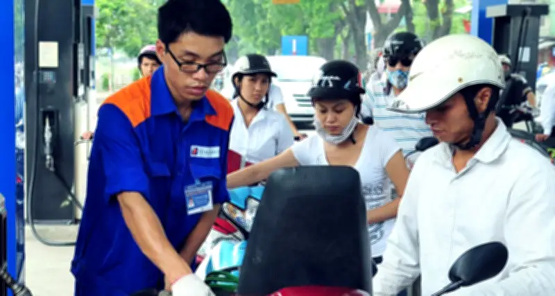 Nguy cơ giá xăng dầu tăng cao gây áp lực lạm phát: 3 kịch bản ứng phó