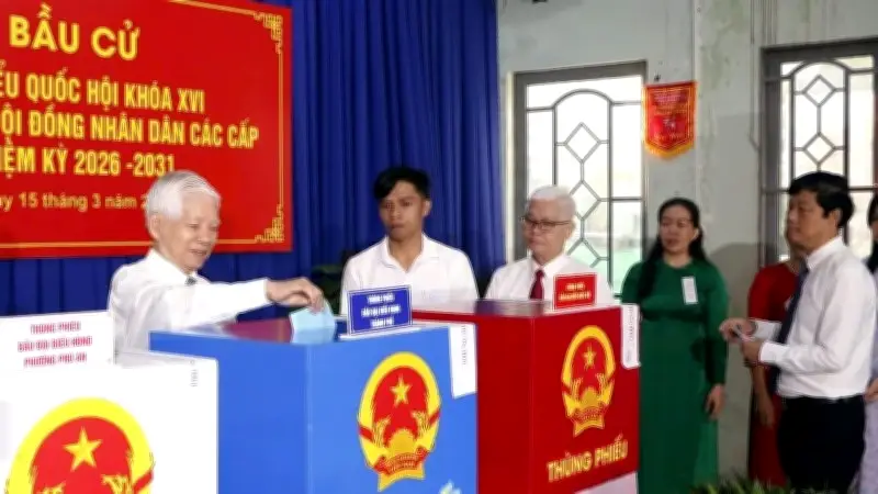 Nguyên Chủ tịch nước Nguyễn Minh Triết bỏ phiếu sớm tại TP.HCM, cử tri phấn khởi thực hiện quyền công dân