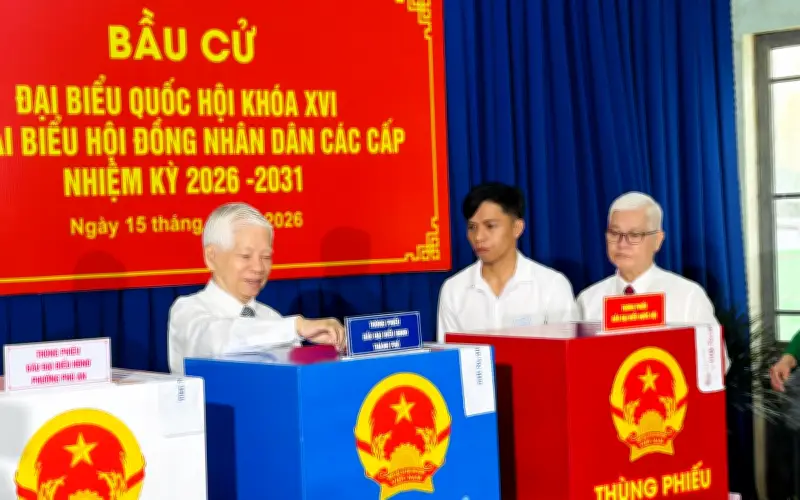 Nguyên Chủ tịch nước Nguyễn Minh Triết tham gia bầu cử tại phường Phú An, Tp.HCM