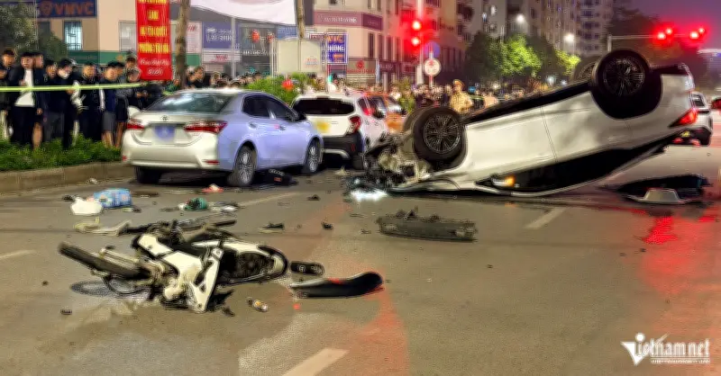 Nguyên nhân ban đầu vụ ô tô Lexus tông loạt xe ở Hà Nội: Tài xế mất lái