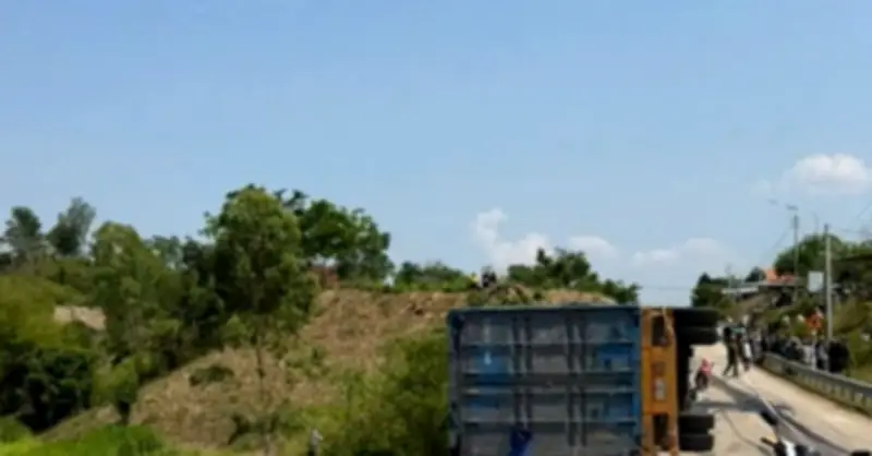 Nguyên nhân ban đầu vụ xe container tông xe máy ở Bình Dương, 2 người tử vong