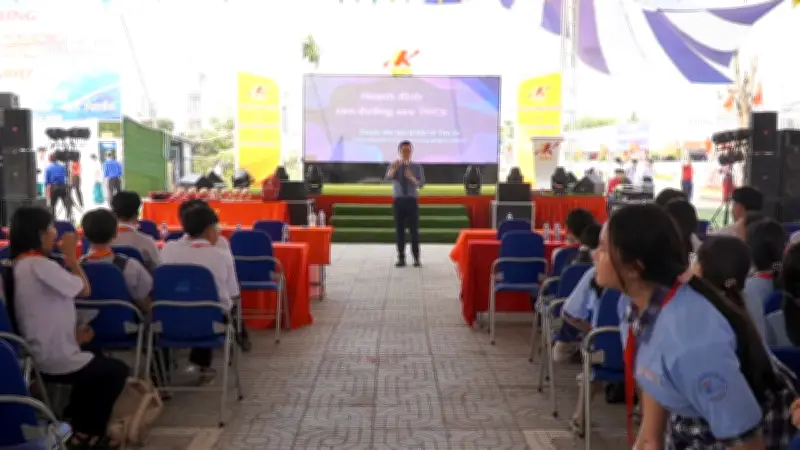 Ngày hội mở 'The Future is Hands-on' thu hút gần 1.000 học sinh trải nghiệm thực tế ngành nghề