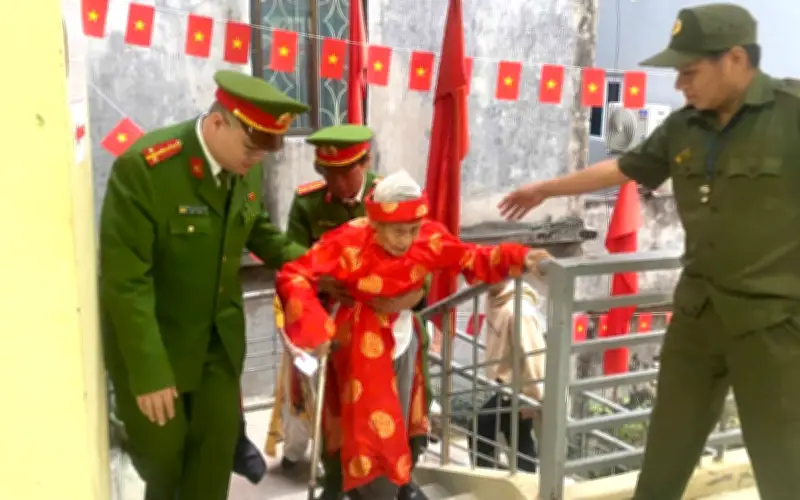 Ngày hội non sông tại Hà Nội: Ấm áp những điểm tựa giúp cử tri trọn vẹn quyền công dân