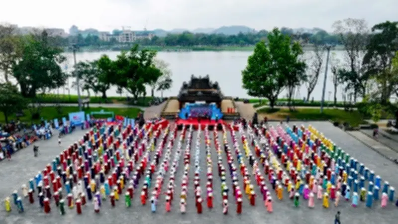 Ngày hội phụ nữ Huế sôi động với đồng diễn áo dài và hội thi Rung chuông vàng