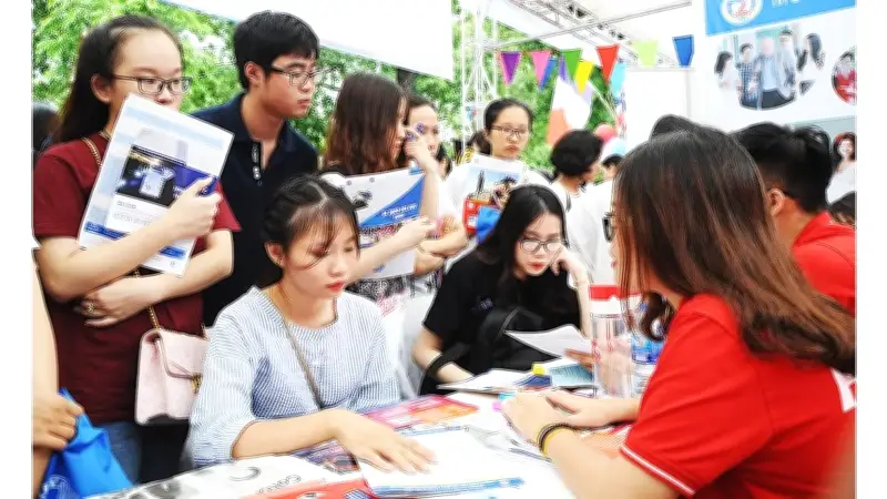 Ngày Hội Tư Vấn Tuyển Sinh 2026: Học Sinh Đổ Xô Tìm Hiểu Quy Chế Mới Và Định Hướng Nghề Nghiệp