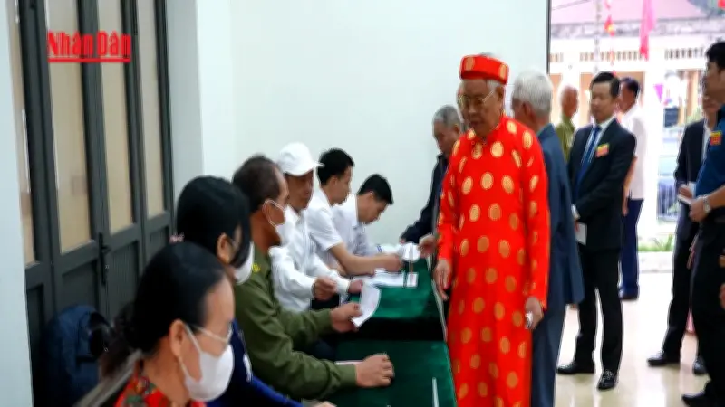 Ngày hội toàn dân: Cử tri nghiêm túc thực hiện quyền bầu cử từ sáng sớm