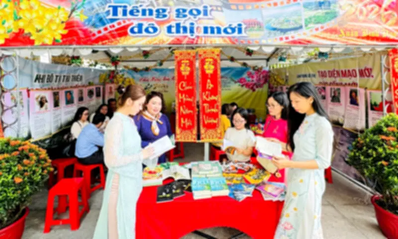 Ngày Thơ TP HCM Tôn Vinh Thi Sĩ 40 Năm Đổi Mới, Thu Hút Hàng Trăm Người