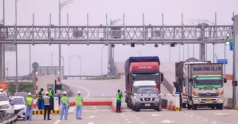 Ngày đầu thu phí tự động trên cao tốc qua Thanh Hóa: Hàng nghìn xe qua trạm, lộn xộn kỹ thuật