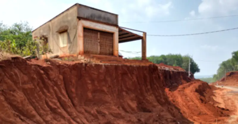 Nhà chênh vênh trên vách đất dốc, hỗ trợ 36 triệu đồng sau sạt lở