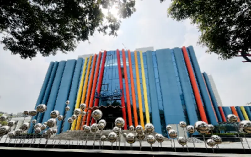 Nhà Hát Tuổi Trẻ 2 Hà Nội: Kiến Trúc Độc Đáo Với Hàng Trăm 'Quả Cầu Pha Lê' Lấp Lánh