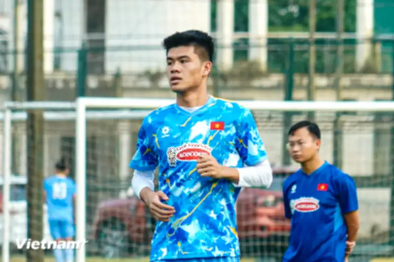 Đình Quang Kiệt: Cầu thủ 1m95 tự tin chống bóng bổng tại giải CFA Team China