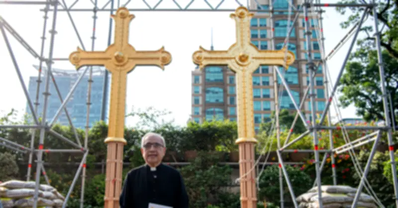 Nhà Thờ Đức Bà Sài Gòn Hoàn Thiện Với Hai Thánh Giá Mới Trên Đỉnh Tháp Kẽm