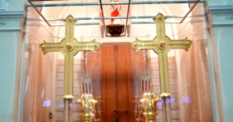 Nhà thờ Đức Bà Sài Gòn đón hai Thánh giá mạ vàng 400 kg lên đỉnh tháp