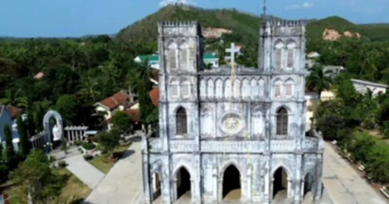 Nhà thờ Mằng Lăng: Kiến trúc Gothic hơn trăm năm và kho tàng chữ Quốc ngữ