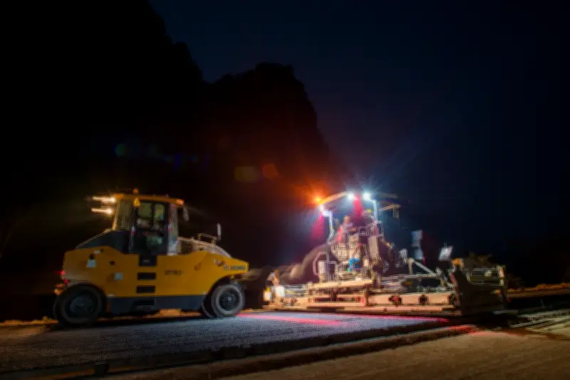 Nhà thầu giao thông chật vật vì giá xăng dầu tăng cao và khan hiếm nhiên liệu