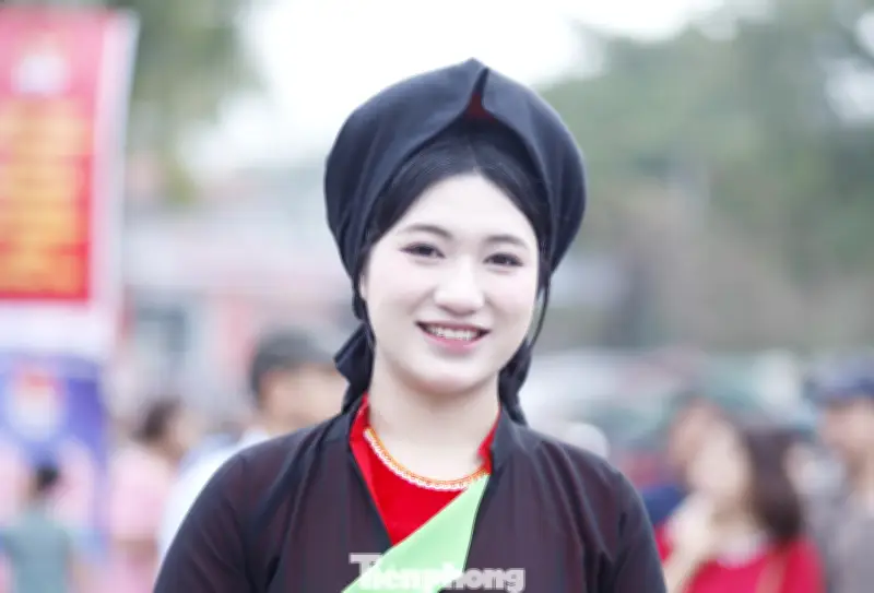 Nhan sắc chị hai quan họ 'đốn tim' du khách tại hội Lim Bắc Ninh