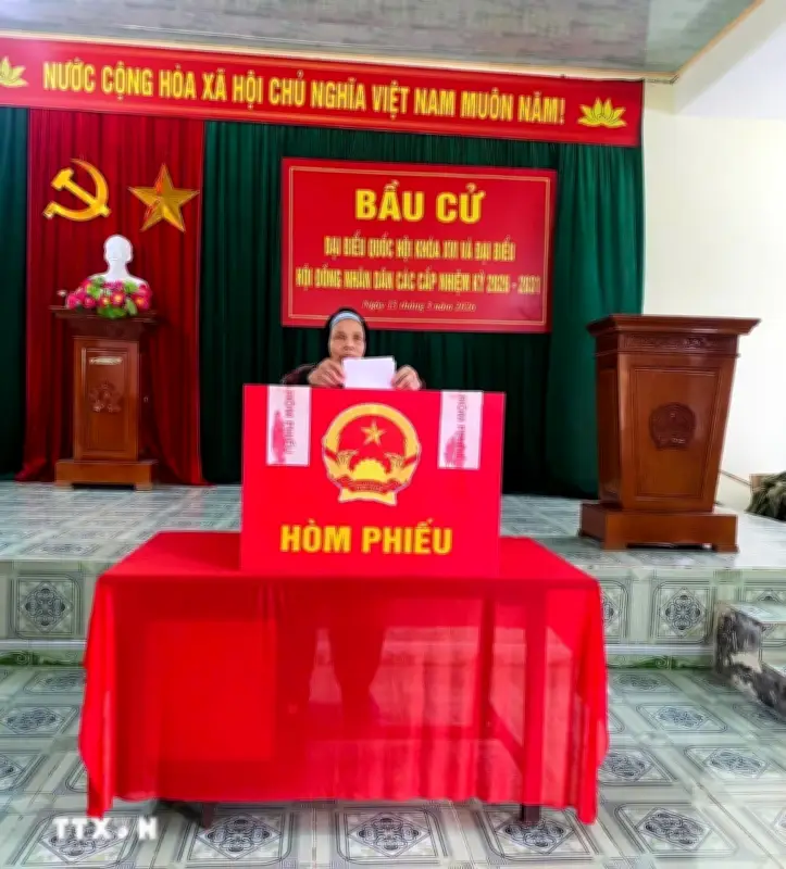 Nhiều cử tri cao tuổi gương mẫu tự tay trân trọng bỏ lá phiếu bầu cử