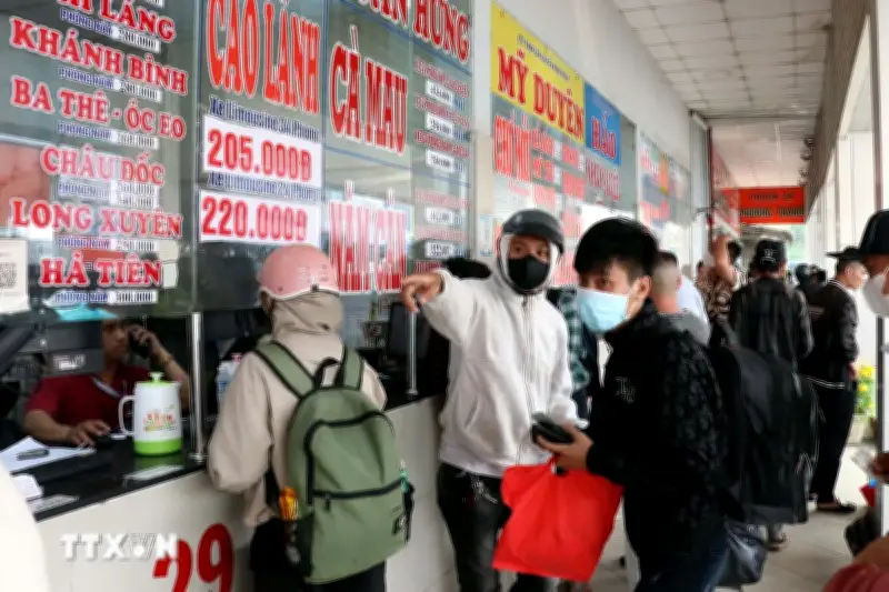 Nhiều hãng xe lớn vẫn giữ nguyên giá vé trước biến động giá nhiên liệu