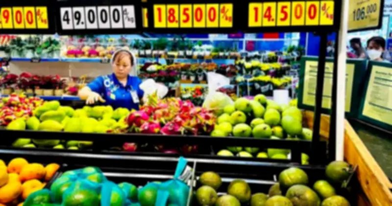 Nhiều loại thực phẩm giảm giá mạnh, dưa hấu chỉ còn dưới 7.000 đồng/kg