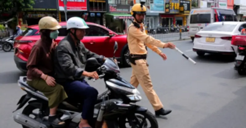 Nhiều người bị CSGT TP.HCM phạt nặng vì cố tình tránh đường với tàu hỏa