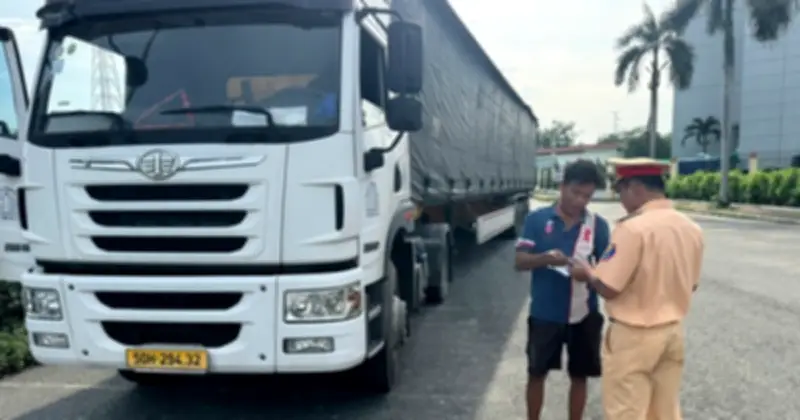 Nhiều tài xế xe tải vi phạm làn đường kiểm tra tải trọng tại lối vào cao tốc