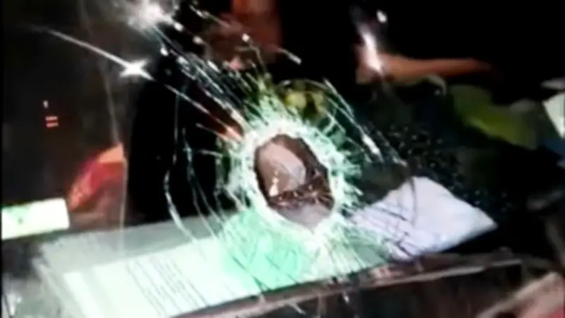 Nhiều xe tải bị vỡ kính do đá ném trên cao tốc Bắc-Nam qua Quảng Trị