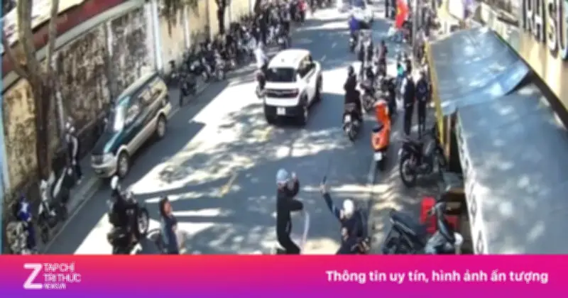 Nhóm học sinh Đà Lạt dùng mã tấu truy sát bạn trước cổng trường vì mâu thuẫn mạng xã hội