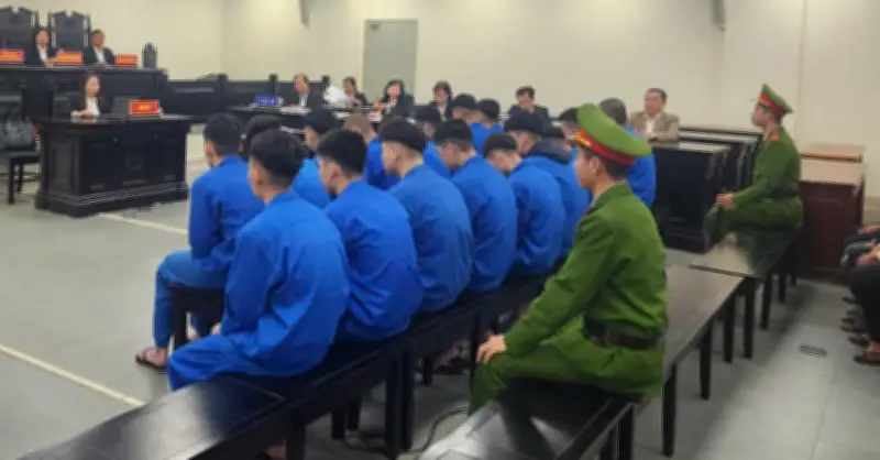 Nhóm quái xế mang 'đinh ba ruột' đuổi đâm người đi đường ở Hà Nội