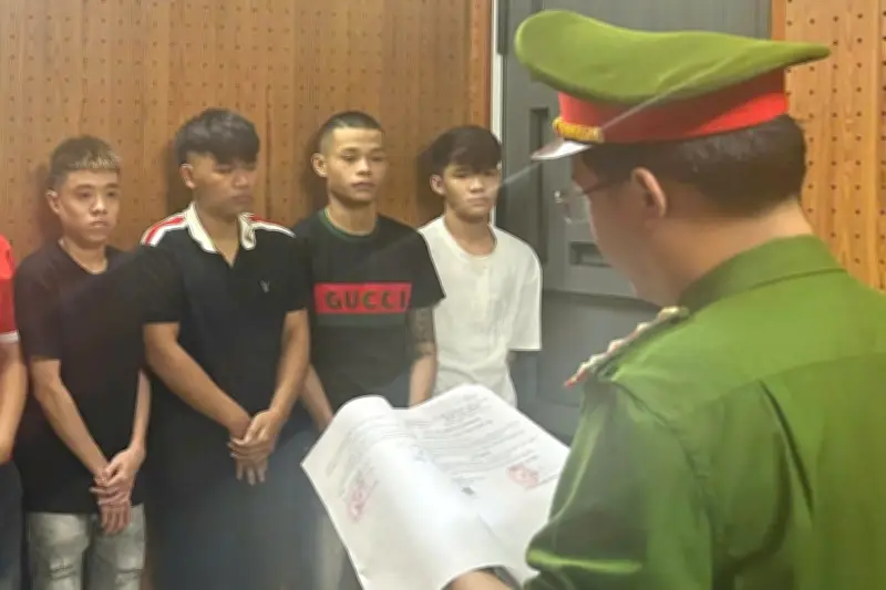 Nhóm thanh thiếu niên tìm đối thủ trả thù, vô cớ tấn công hai người đi đường