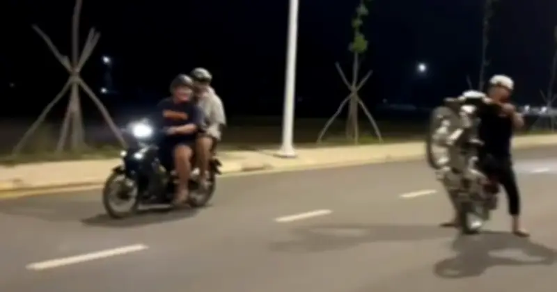 Nhóm thiếu niên Tây Ninh bốc đầu xe máy, quay clip đăng mạng bị xử lý