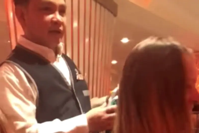 Nhân viên hát chúc mừng đính hôn trước khi cầu hôn, nữ chính 'xịt keo' trên du thuyền Mỹ