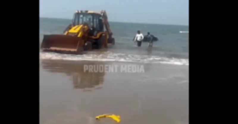 Nhân viên khách sạn rửa xe Toyota Fortuner ở biển, bị sóng cuốn trôi