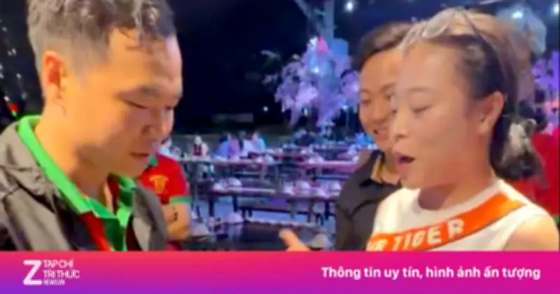 Nhân viên quán nhậu cầm sấp tiền tặng đồng nghiệp khi trúng số 18 tỷ đồng