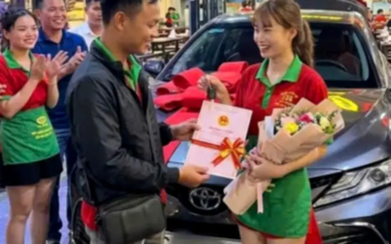 Nhân viên trúng độc đắc 18 tỷ đồng tặng ô tô cho em gái chủ quán, khách đổ xô xin vía may