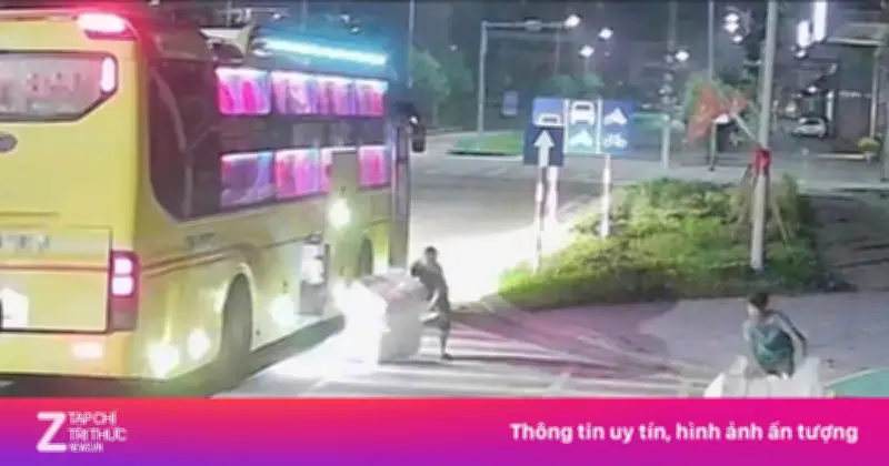Nhân viên xe khách giường nằm bị xử lý vì xả rác ven đường tại TP Huế