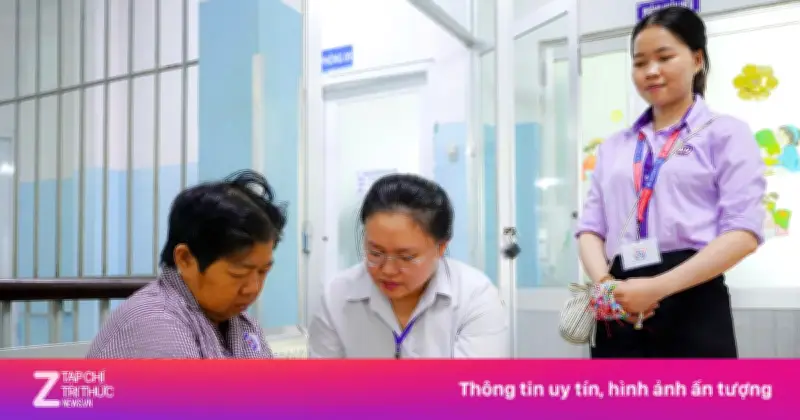 Những Khoảnh Khắc Ấm Lòng Phía Sau Cánh Cửa Phòng Bệnh Tại TP.HCM