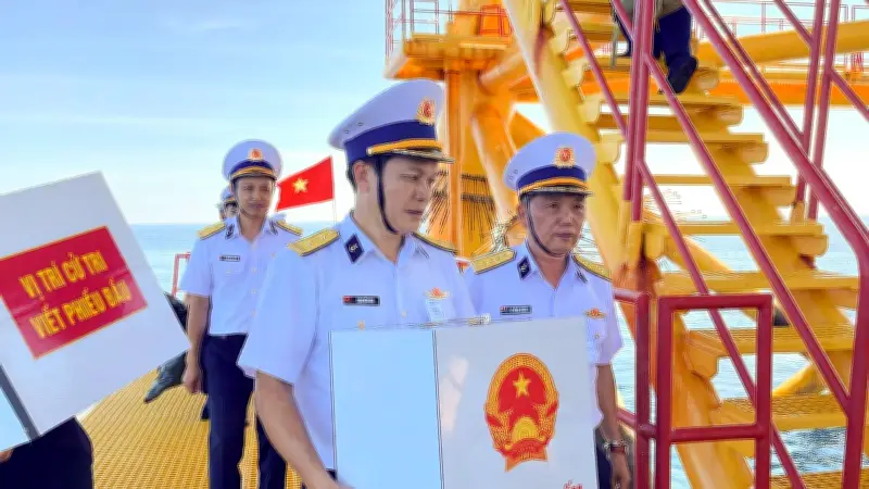 Những Lá Phiếu Đầu Tiên Của Kỳ Bầu Cử Được Bỏ Tại Trường Sa Và Thềm Lục Địa Phía Nam