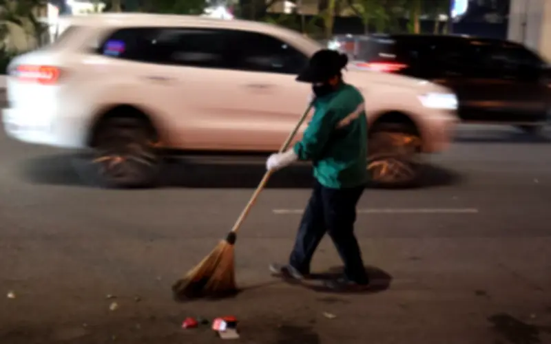 Những Tiếng Chổi Tre Thầm Lặng Khi Thành Phố Chìm Vào Giấc Ngủ