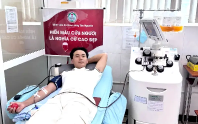 Những tình nguyện viên hiến máu không ngủ đêm Tết để cứu người lạ