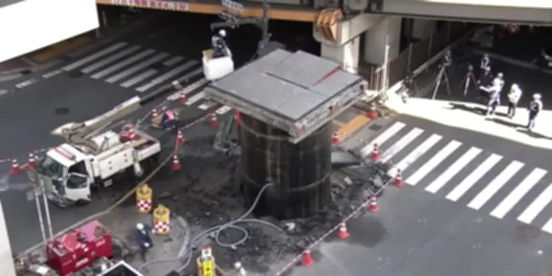 Nhật Bản: Ống thép khổng lồ bất ngờ trồi lên 13m so với mặt đường