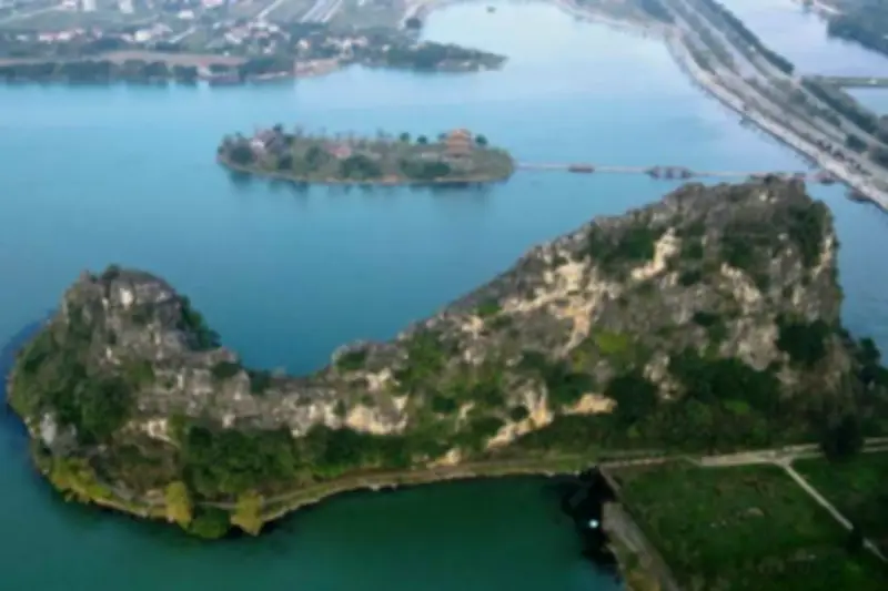 Núi Hình Cá Voi Ẩn Mình Trong Hồ Nước Xanh Ngọc Tại Ninh Bình