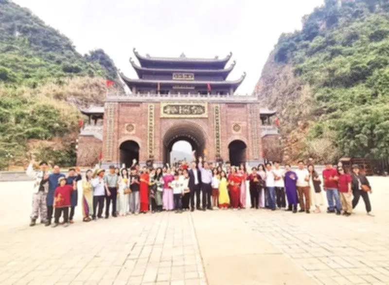 Ninh Bình khởi đầu năm mới sôi động với làn sóng du khách đổ về các điểm đến văn hóa, tâm linh