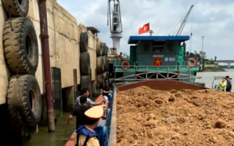 Ninh Bình phát hiện tàu chở 700m³ đất không rõ nguồn gốc trên sông Hồng