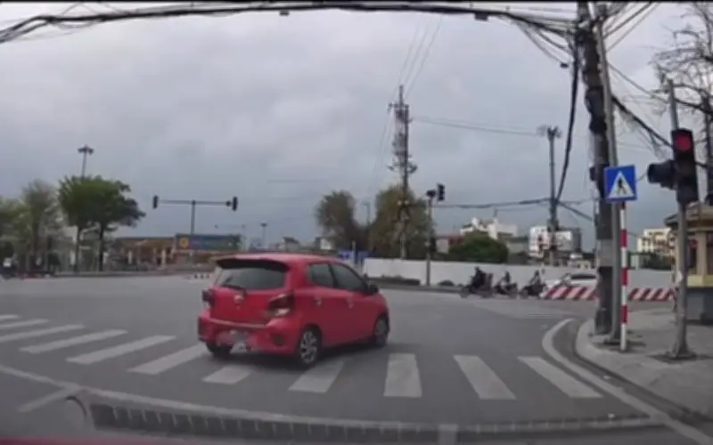 Ninh Bình: Xử phạt 19 triệu đồng, trừ 4 điểm GPLX tài xế vượt đèn đỏ